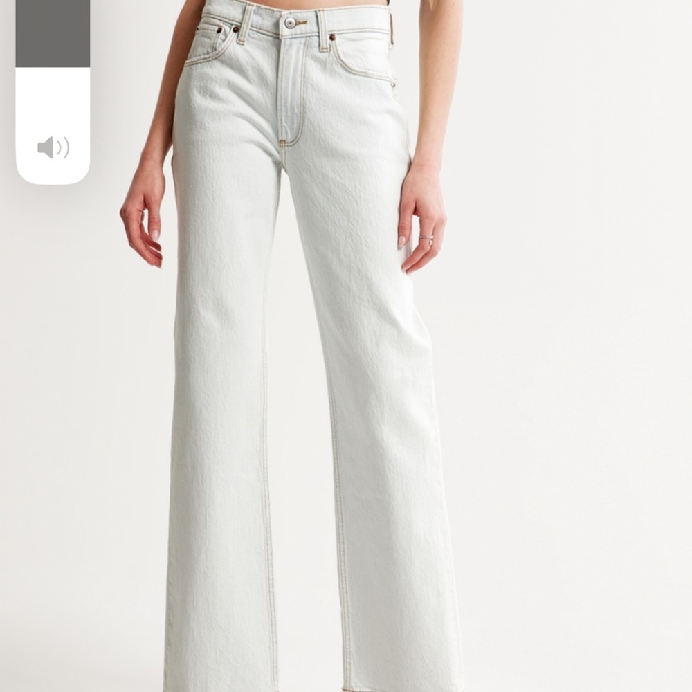 NWT Abercrombie Mid Rise Baggy Light Jeans destroyed size 26 - Picture 3 of 7